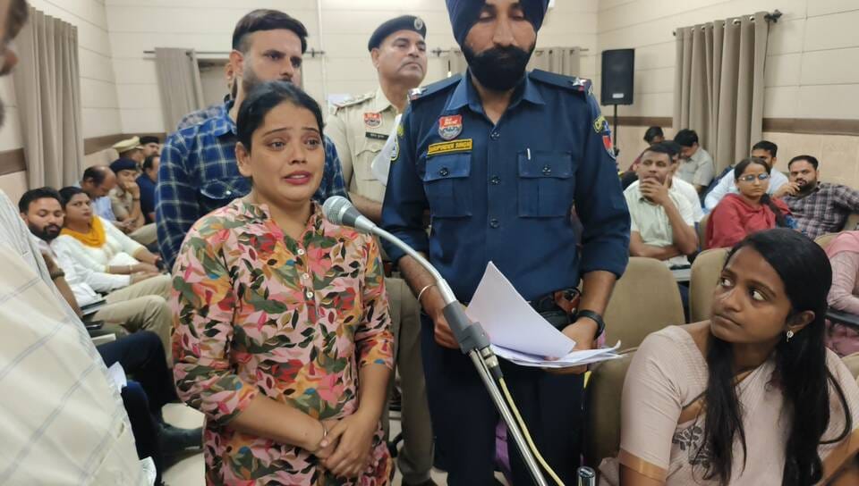 अंबाला कैंट स्थित लोक निर्माण विभाग के विश्रामगृह में मंत्री अनिल विज के सामने रोते हुए अपनी पी
