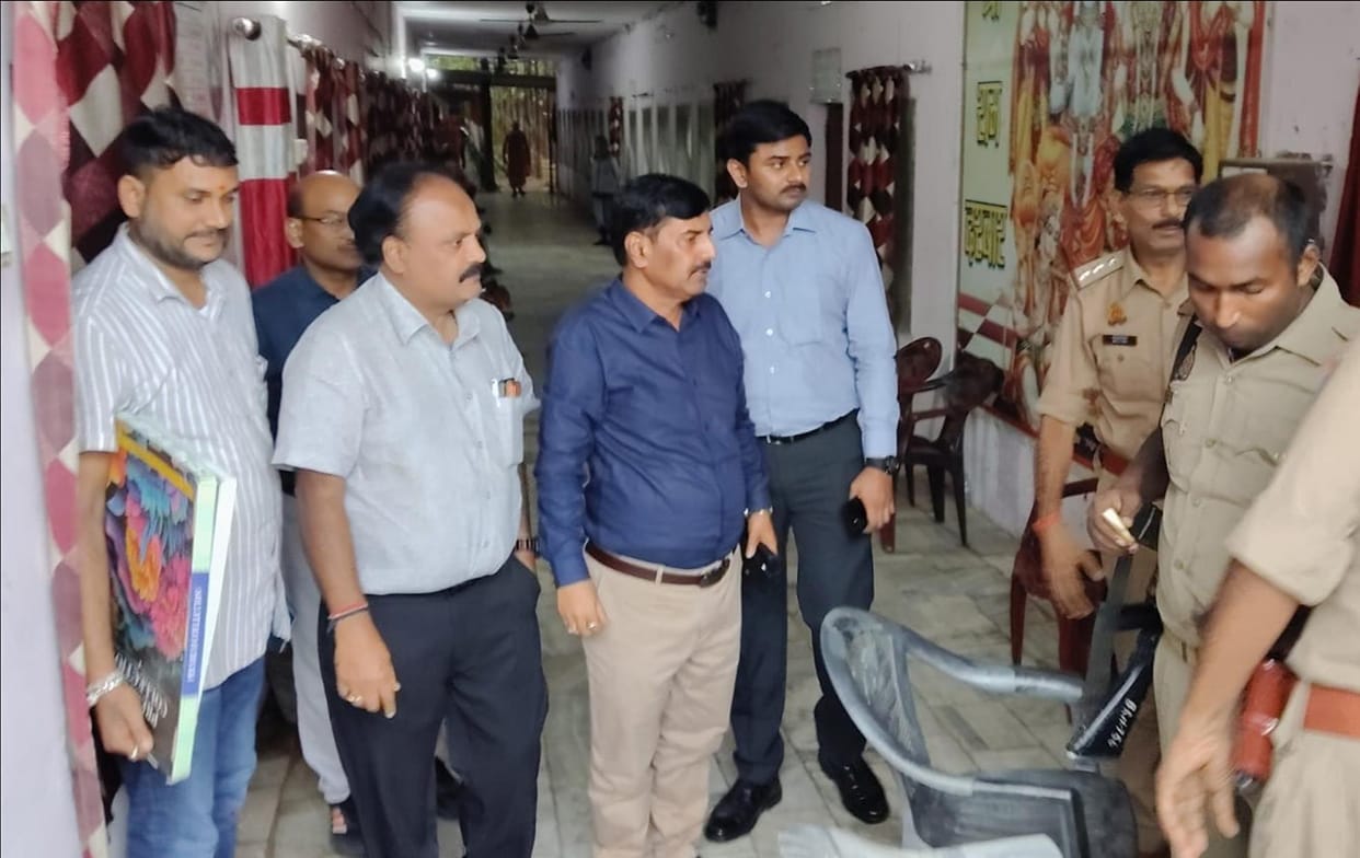 Delhi's Special Observer inspected the old age home.