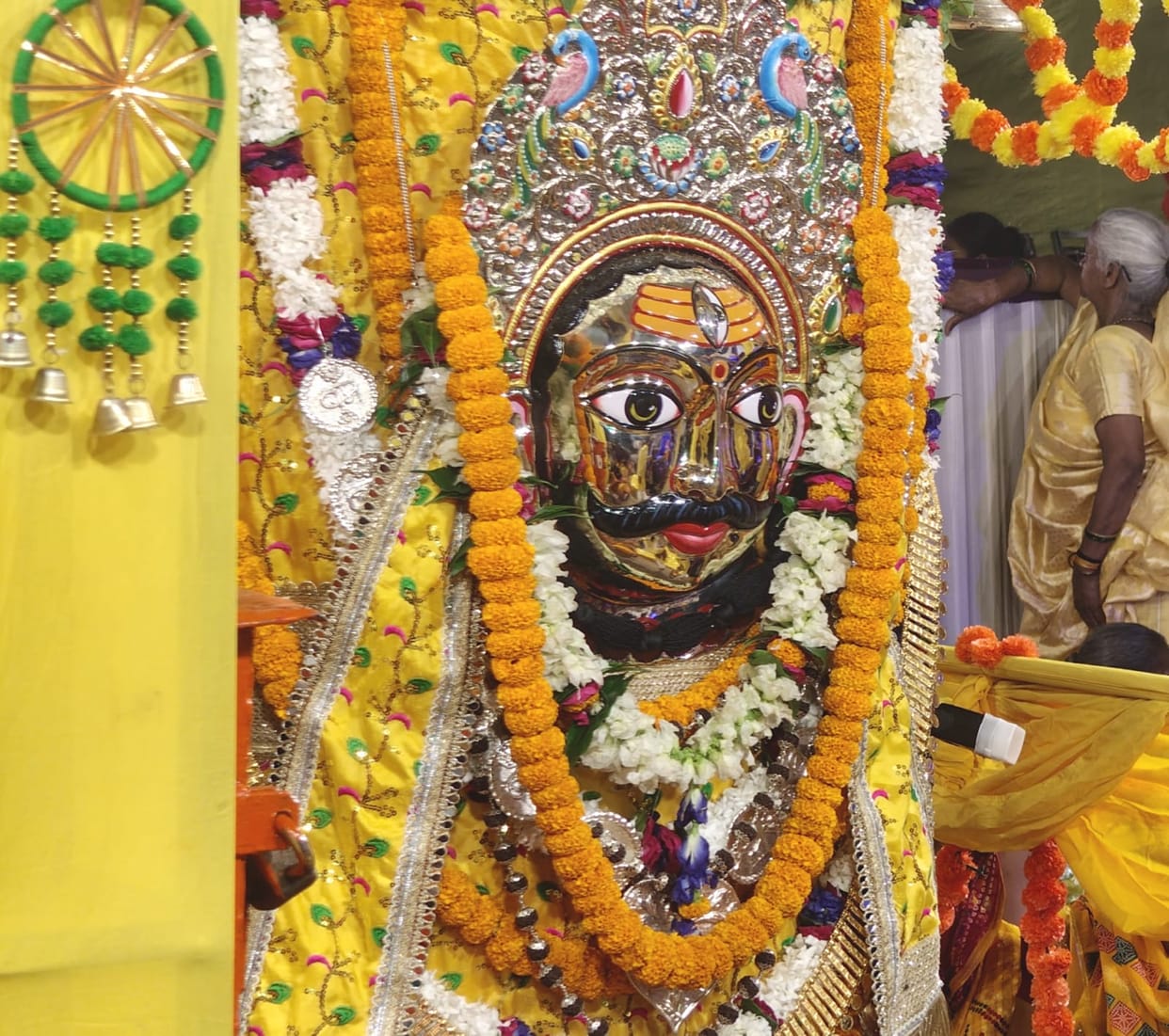 Women and young women applied turmeric to Laat Baba; auspicious songs filled the air