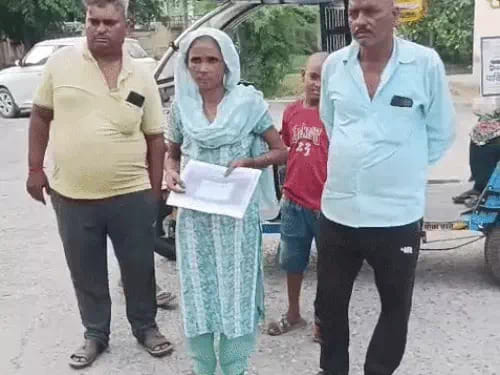 बिजली निगम कार्यालय में शिकायत लेकर पहुंची महिला। सोशल मीडिया
