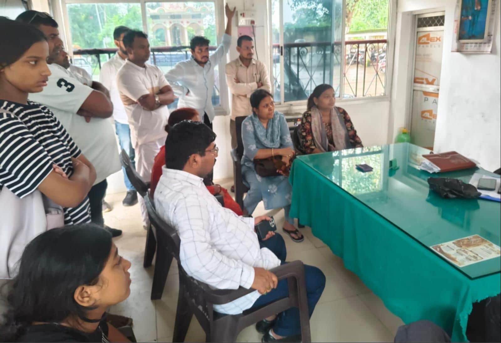 बक्शा थाने पुलिस से घटना की जानकारी लेटे हुए परिजन। संवाद