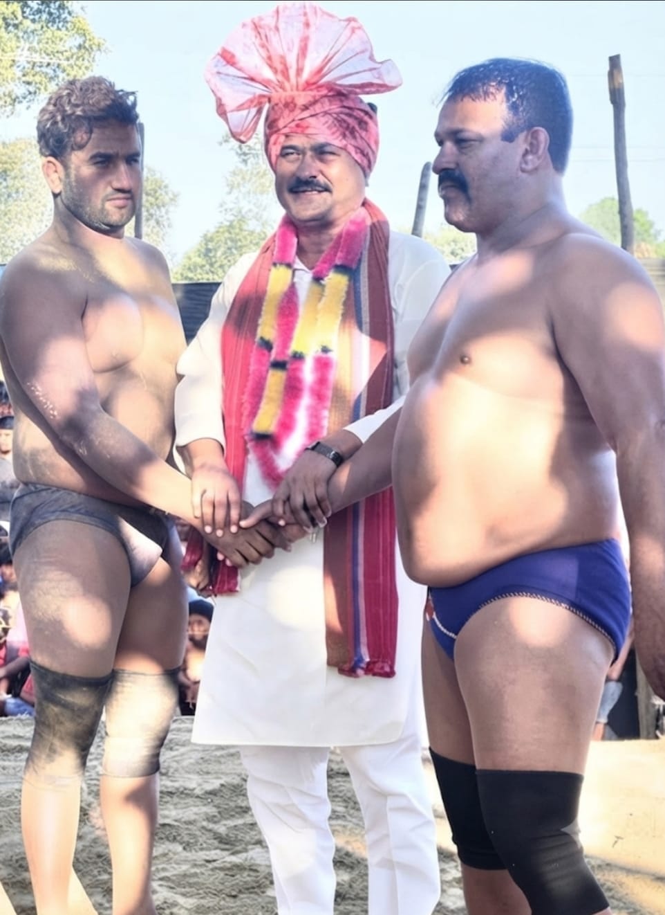 बरखेड़ा दंगल में कुश्ती होने से पहले हाथ मिलाते पहलवान। स्रोत- ग्रामीण