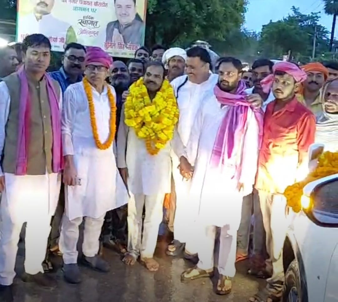 बांसडीह कस्बा में नवनियुक्त सपा जिलाध्यक्ष सुनील कुमार मौर्या का स्वागत करते कार्यकर्ता। जागरुक