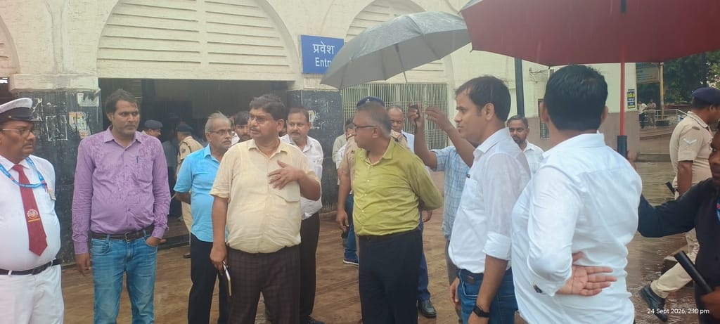 Reviewed the progress of the railway station's transformation.