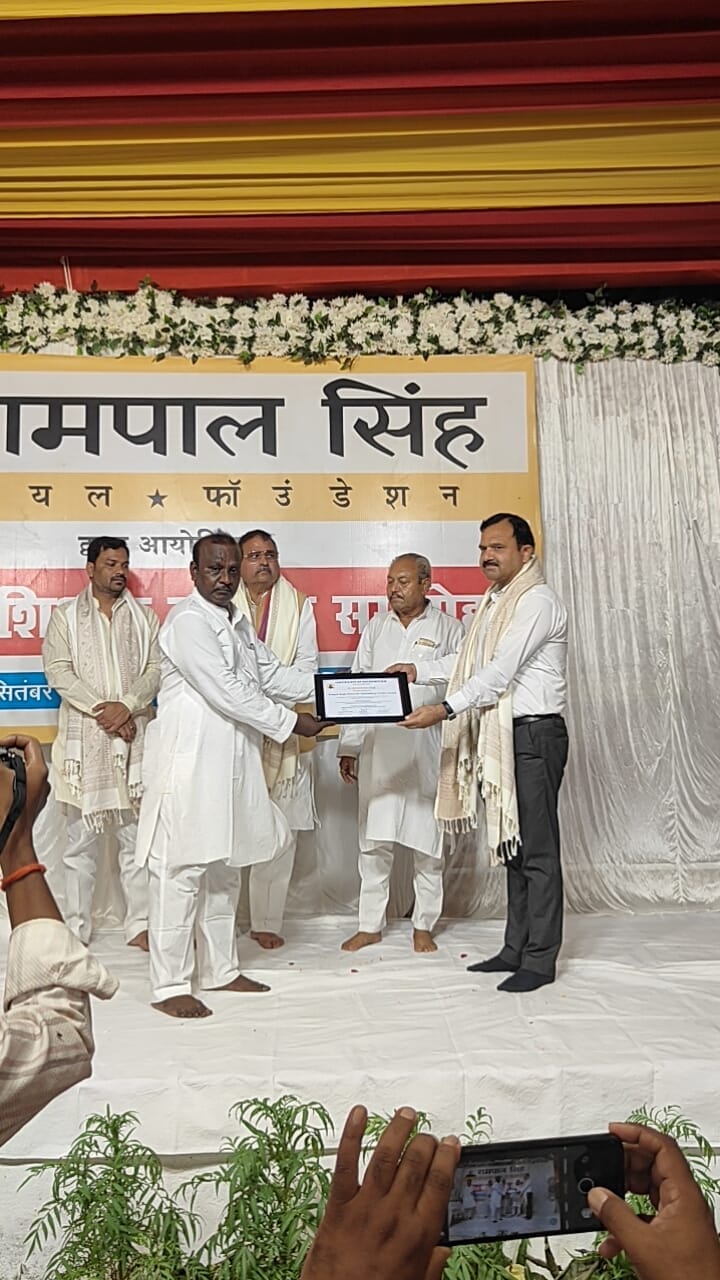Sharad receives Distinguished Teacher Award.