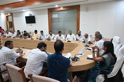 बैठक लेते मेयर प्रवीण पोपली व आयुक्त सी जयाश्रद्धा।