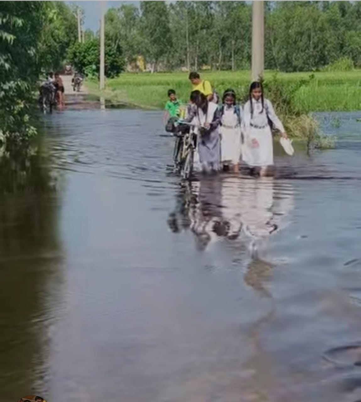 बाढ़ में डूबी सड़क
