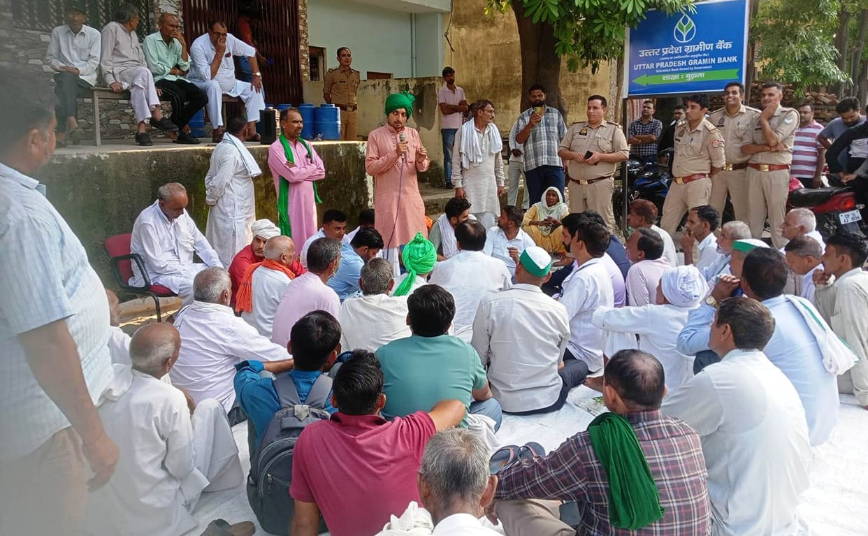 Farmers create a ruckus at UP Gramin Bank, Budhana; help desk set up.