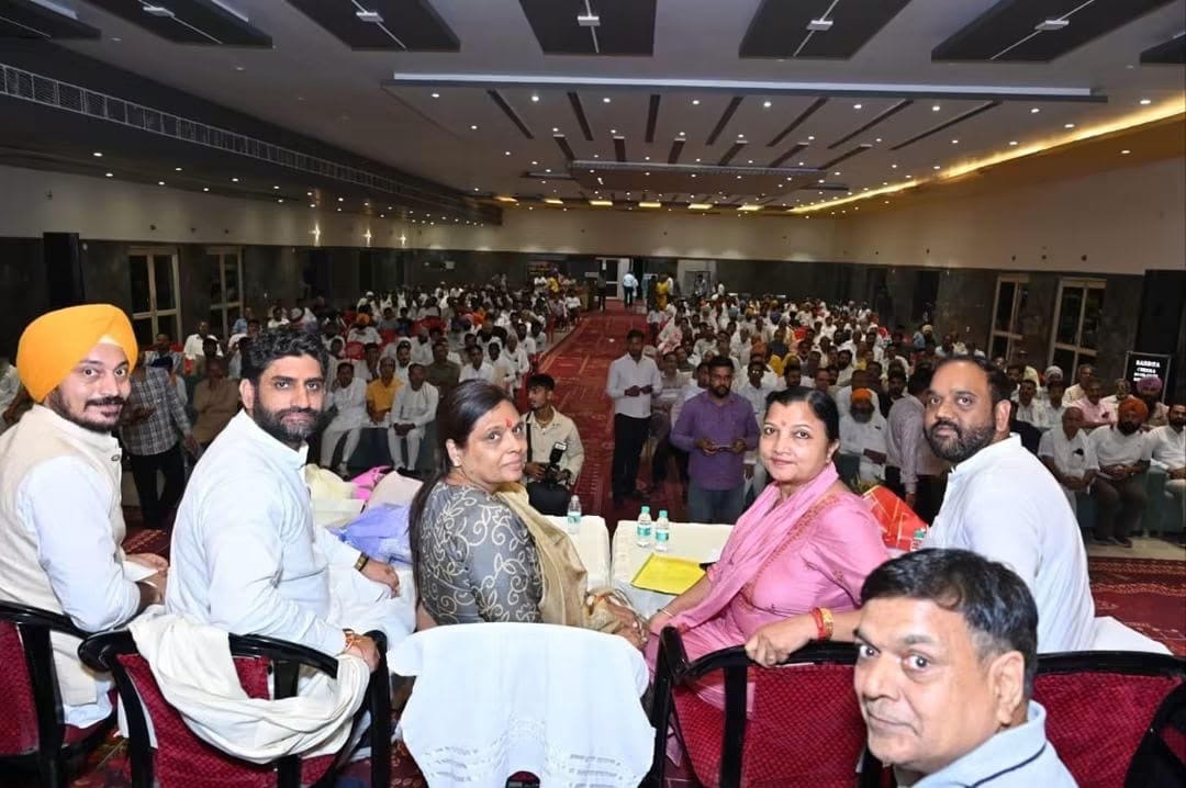 चीका स्थित श्री भवानी मंदिर में आयोजित कार्यक्रम में भाजपा प्रदेशाध्यक्ष और अन्य। विज्ञप्ति