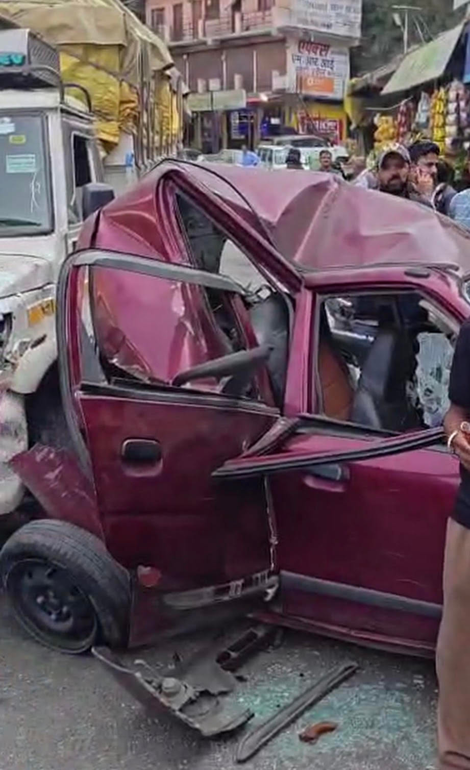 छैला बाजार में तेज रफ्तार पिकअप ने तीन वाहनों को मारी टक्कर। संवाद