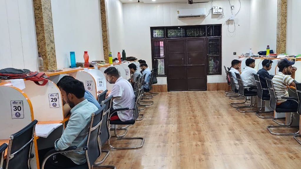 डिजिटल लाइब्रेरी में पढ़ते हुए बच्चे। संवाद