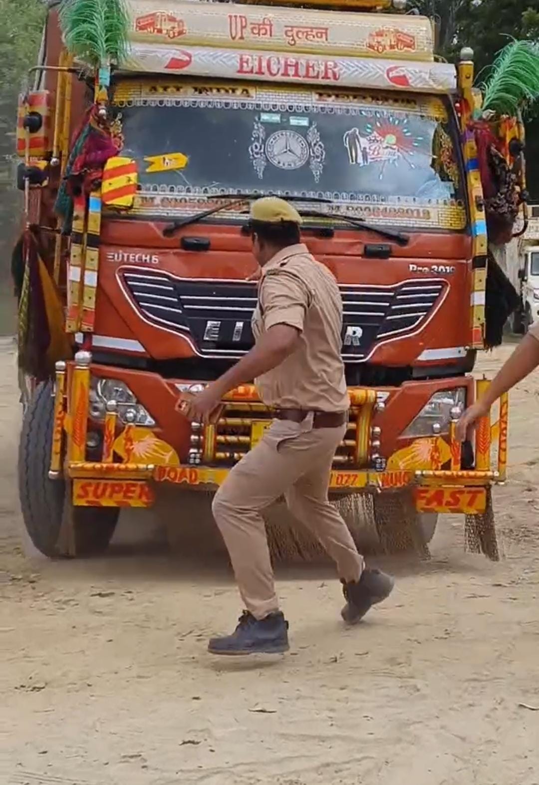 डीसीएम को रोकने पर सिपाही पर चढ़ाने का प्रयास करता चालक। स्त्रोत वीडियोग्रैब