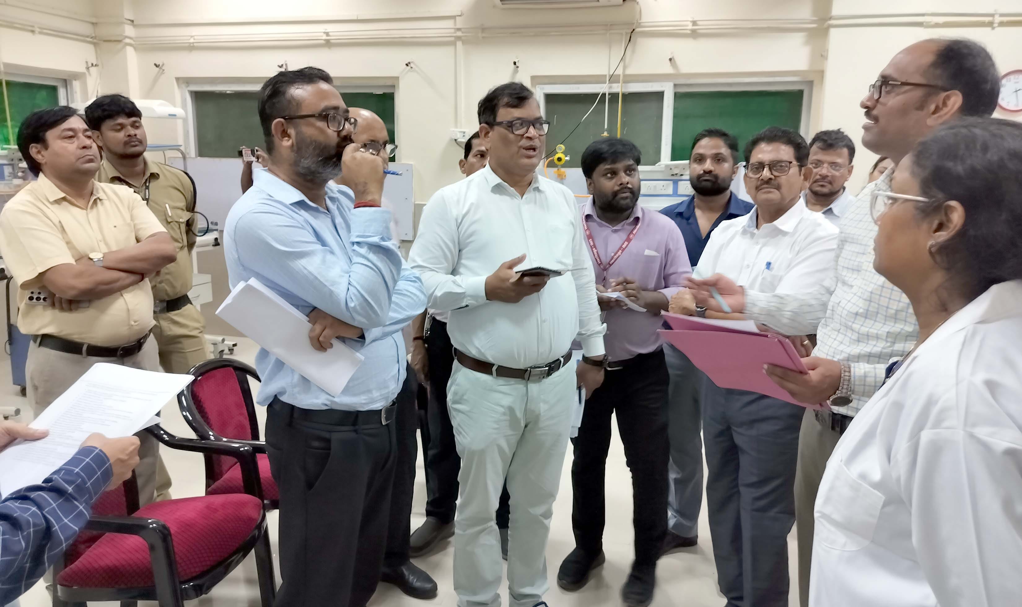 एमसीएच विंग के आईसीयू का निरीक्षण करते एनएचएम के अधिकारी। स्रोत- संवाद
