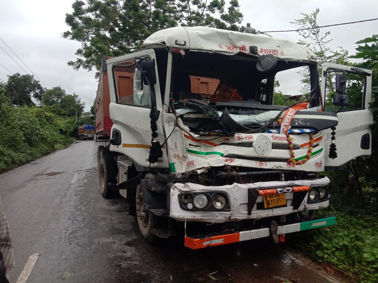 Three vehicles collided while trying to avoid a leaning bamboo pole; a five-hour traffic jam ensued on NH-31.