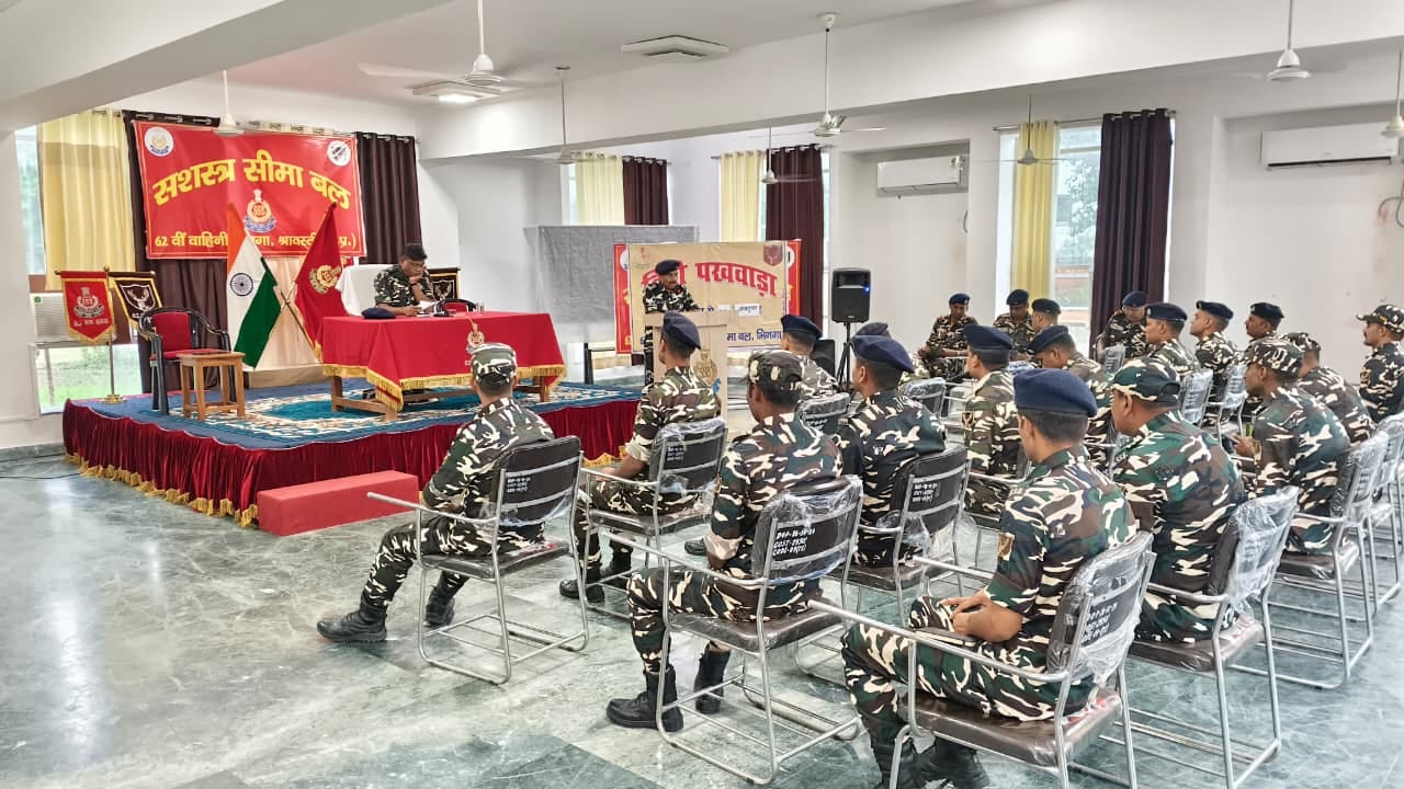 एसएसबी मुख्यालय में आयोजित वाद विवाद प्रतियोगिता में प्रतिभाग करते एसएसबी जवान।