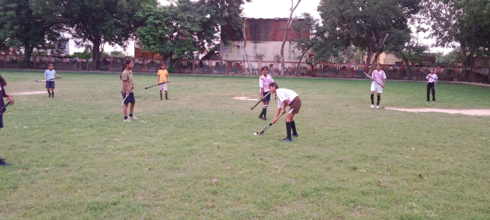 एटा के स्टेडियम में हॉकी का ट्रायल देते खिलाड़ी। संवाद