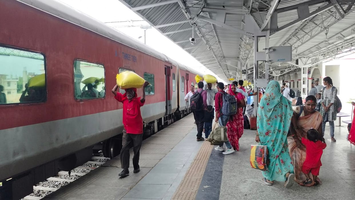 Earnings of 20 crore, yet no coach display board at Janghai Junction