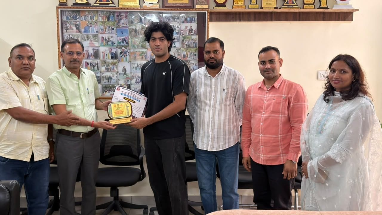 फोटो 12 साकेत काे सम्मानित करते प्राचार्य। संवाद