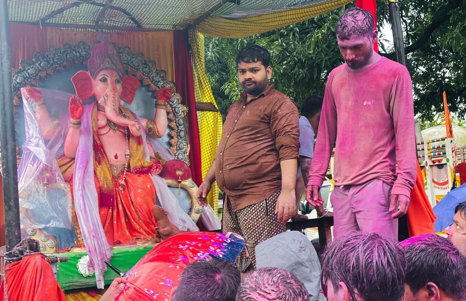 फोटो-17- उतरौला के कुआनों नदी के सुंदरघाट पर श्रीगणेश प्रतिमा विसर्जन करने जाते श्रद्धालु। संवा