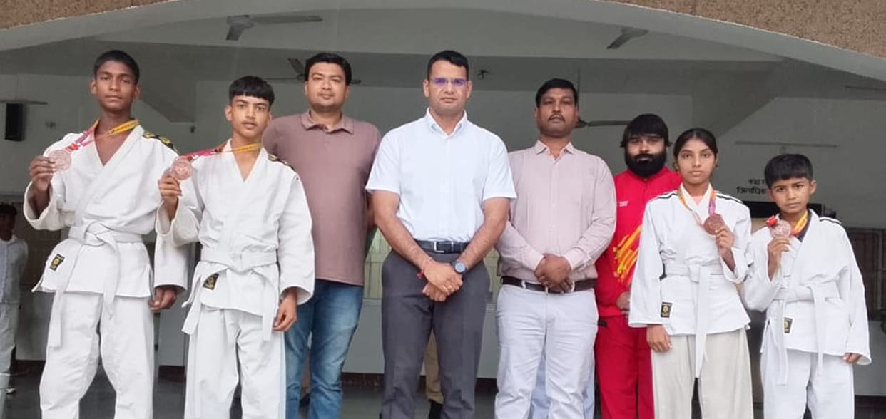 DM felicitated the bronze medal-winning players