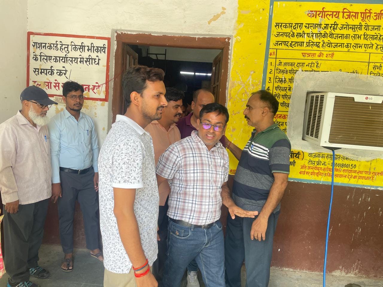 फोटो 20::जिला पूर्ति कार्यालय से सप्लाई इंस्पेक्टर योगेश वर्मा को पकड़कर ले जाती एंटी करप्शन टी