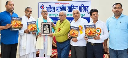 फोटो-21-महामंत्री डॉ़ महेशचंद्र बजरंग को अंगवस्त्र व प्रतीक चिन्ह देकर सम्मानित करते परिषद के ल
