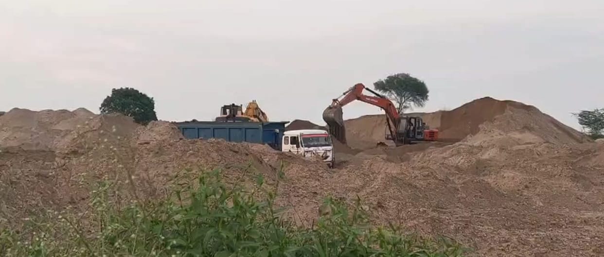 Vehicle congestion has increased due to the sand (maurang) stockpile along the highway, leading to daily traffic jams.