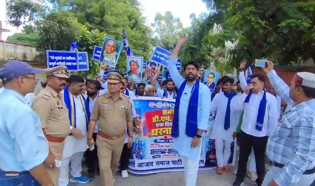 फोटो 24 एचएएमपी 42- संपूर्ण भागीदारी आंदोलन के तहत पैदल मार्च निकालते कार्यकर्ता।   संवाद
