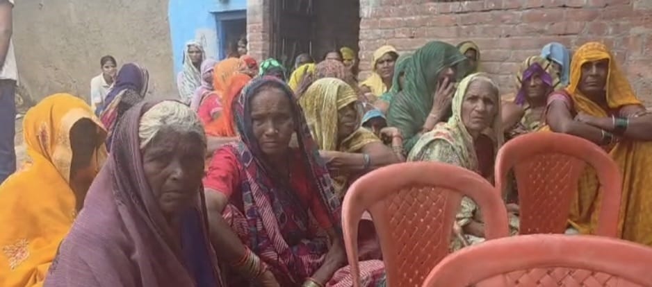 फोटो- 24 एचएएमपी 45- घटनास्थल पर मौजूद महिलाएं। संवाद