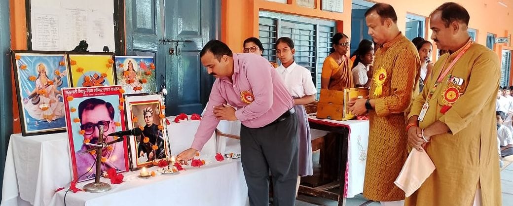 फोटो-24- नगर के सरस्वती विद्यालय मंदिर इंटर कॉलेज में दीप प्रज्ज्वलित कर कार्यक्रम का  शुभारंभ 