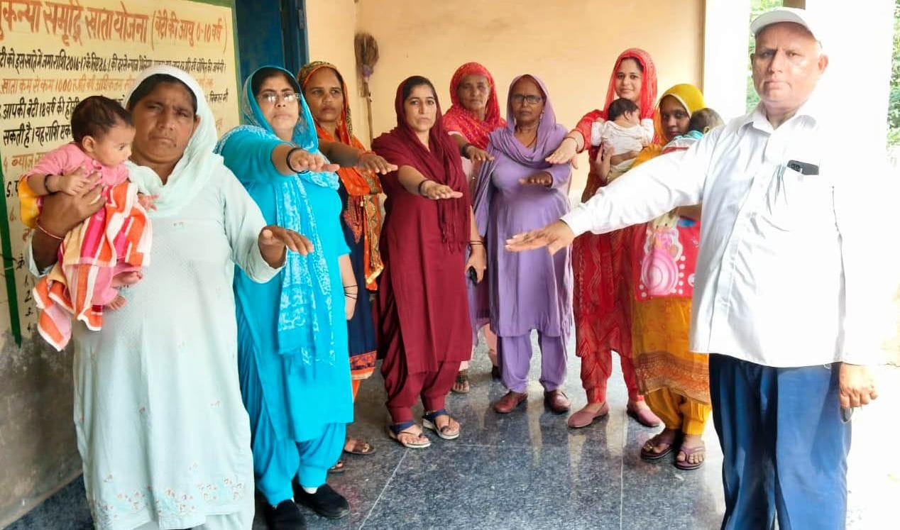 फोटो 24जेएनडी15-अंगदान को लेकर शपथ दिलाते हुए निरीक्षक नरेंद्र ढांडा। स्रोत कर्मचारी