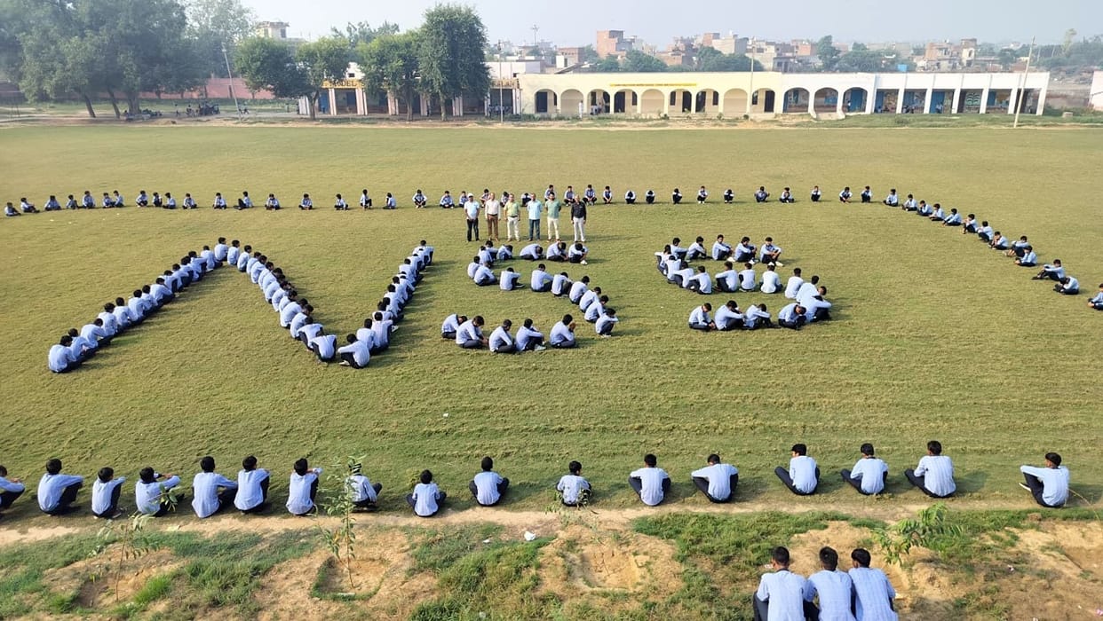 Students formed a human chain on NSS Day.