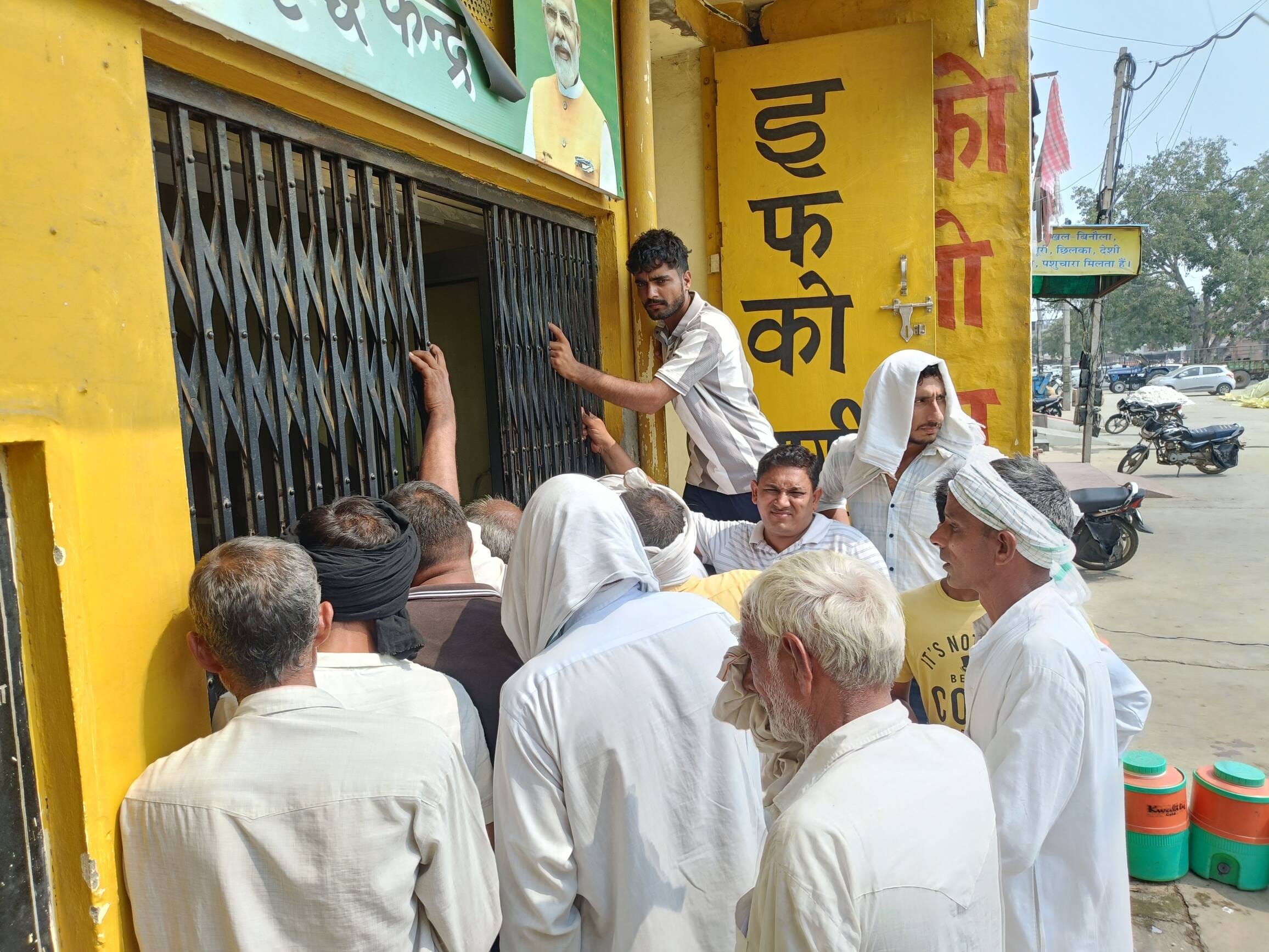 फोटो 24जेएनडी25-डीएपी खाद लेने के लिए पहुंचे किसान। स्रोत किसान