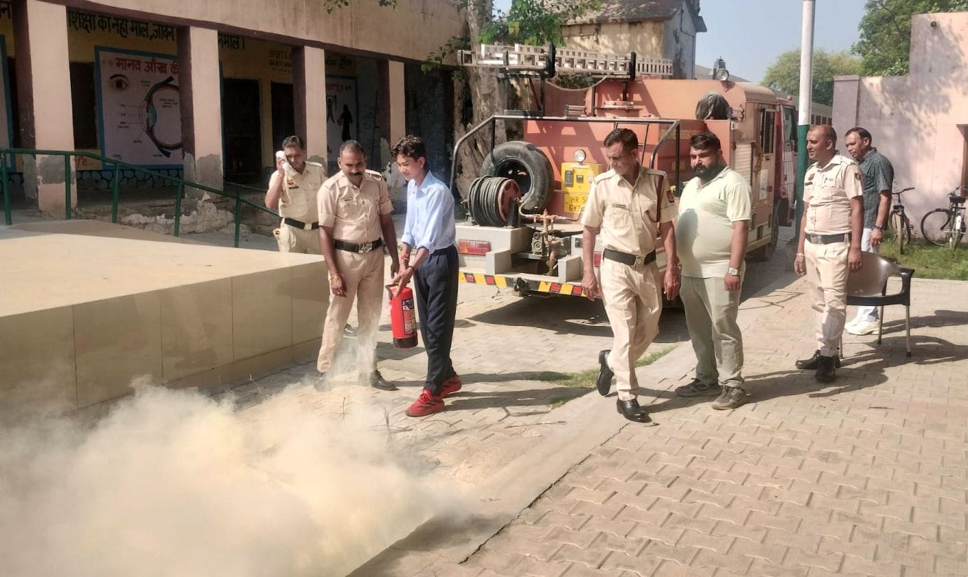 फोटो 24जेएनडी26-आग लगने की घटना से कैसे निपटा जाए, इसको लेकर बताते हुए अग्निशमन कर्मचारी। स्रो