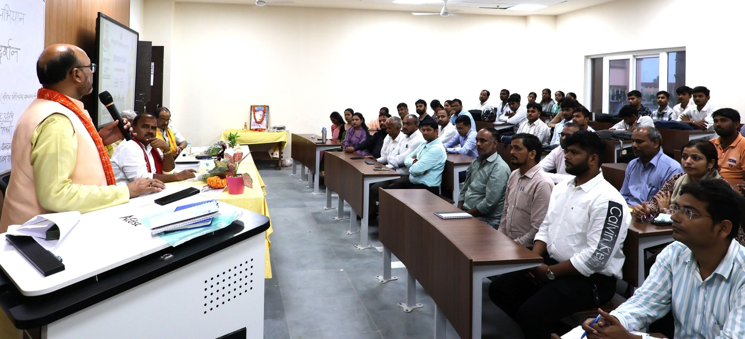 फोटो-27- मां पाटेश्वरी विश्वविद्यालय में आयोजित कार्यक्रम को संबोधित करते कुलपति प्रो. रवि शंक