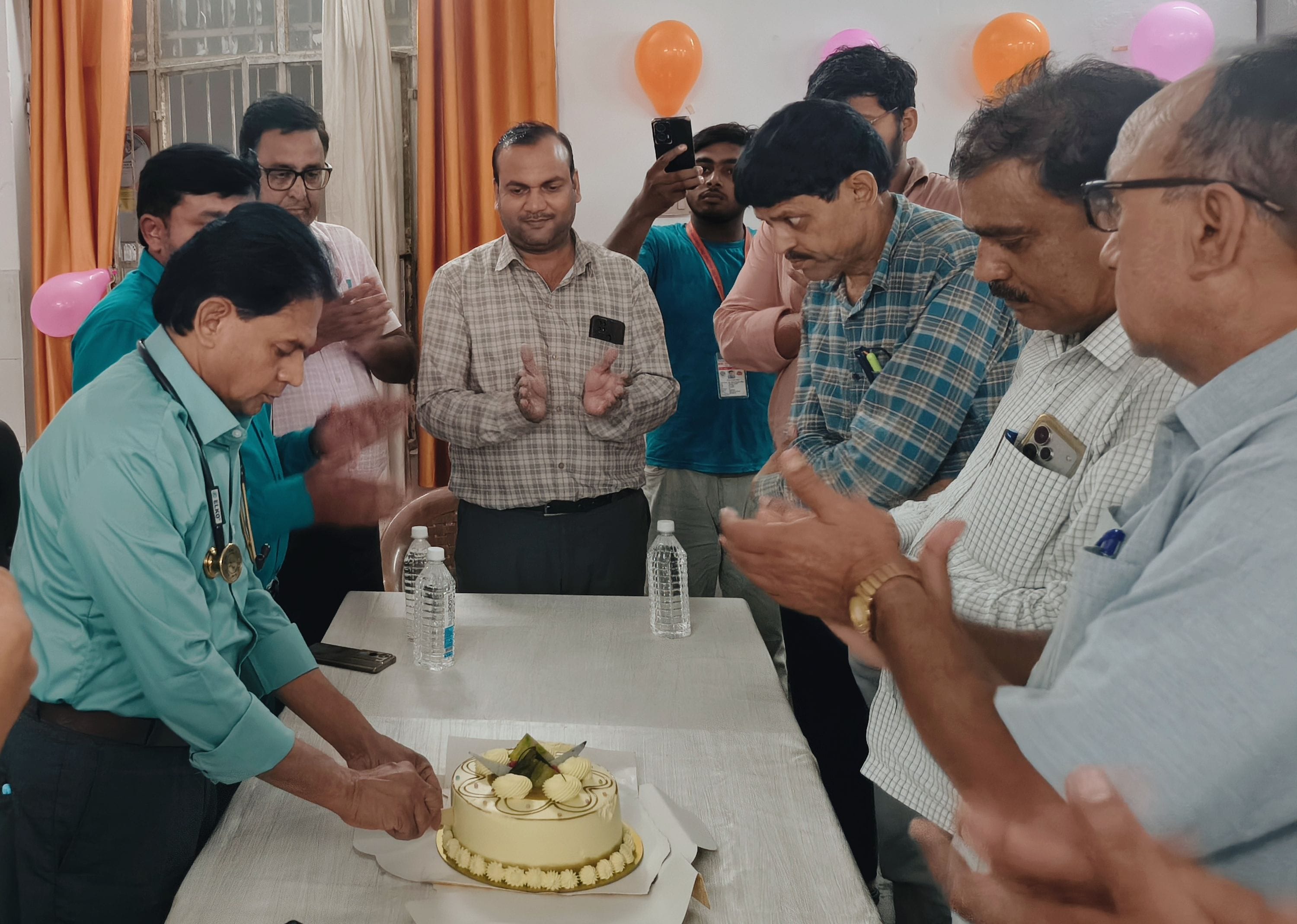 फोटो-3- जिला मेमोरियल अस्पताल में फार्मासिस्ट दिवस पर केक काटते अधीक्षक डॉ. हीरालाल। स्रोत विभा