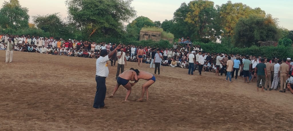 The flag wrestling match between Vishwajeet and Suraj ended in a draw.