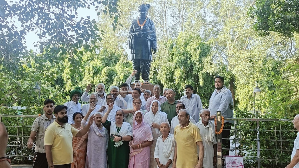 INLD workers paid tribute on Devi Lal's birth anniversary.