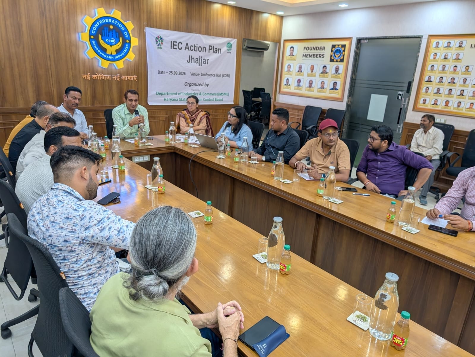 फोटो-52: बैठक में भाग लेते बोर्ड के अधिकारी और उद्यमी। स्रोत कोबी