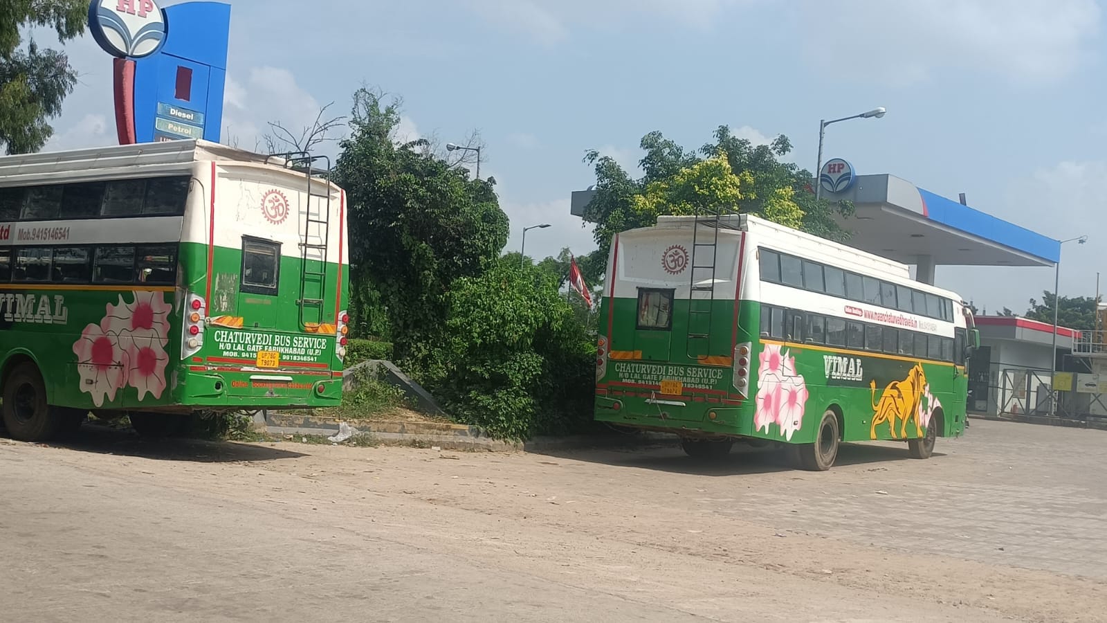 फोटो-6 शहर के चांदपुर के पास पेट्रोल पंप पर खड़ी स्लीपर बस में पीछे कांच की जगह लगी टिन व लगी अ
