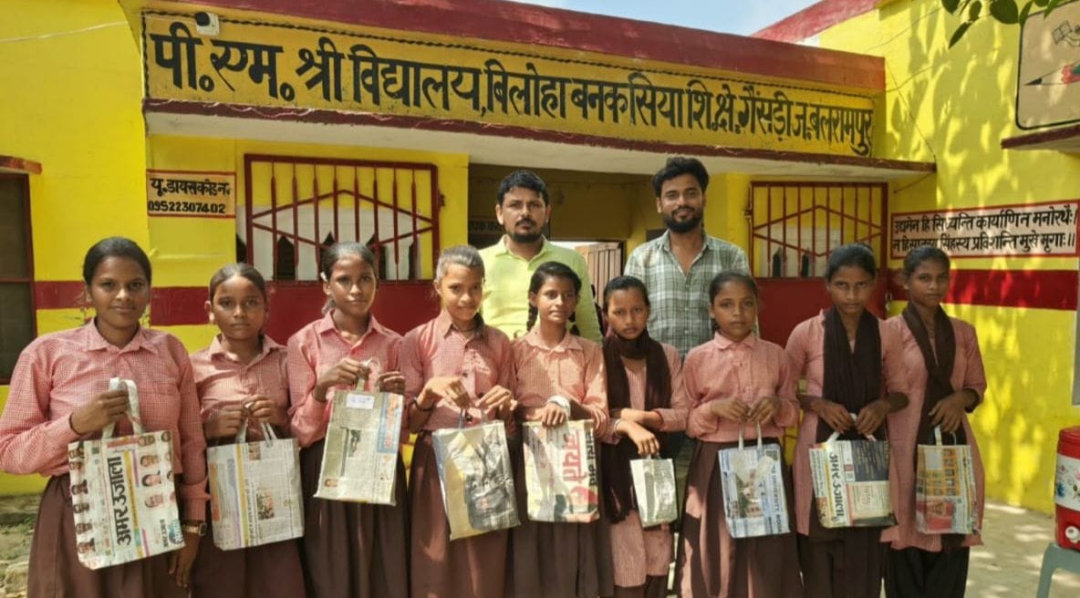 फोटो-7- बलरामपुर के पीएमश्री विद्यालय बिलोहा बनकसिया में मौजूद विद्यार्थी व शिक्षक। स्रोत विभा
