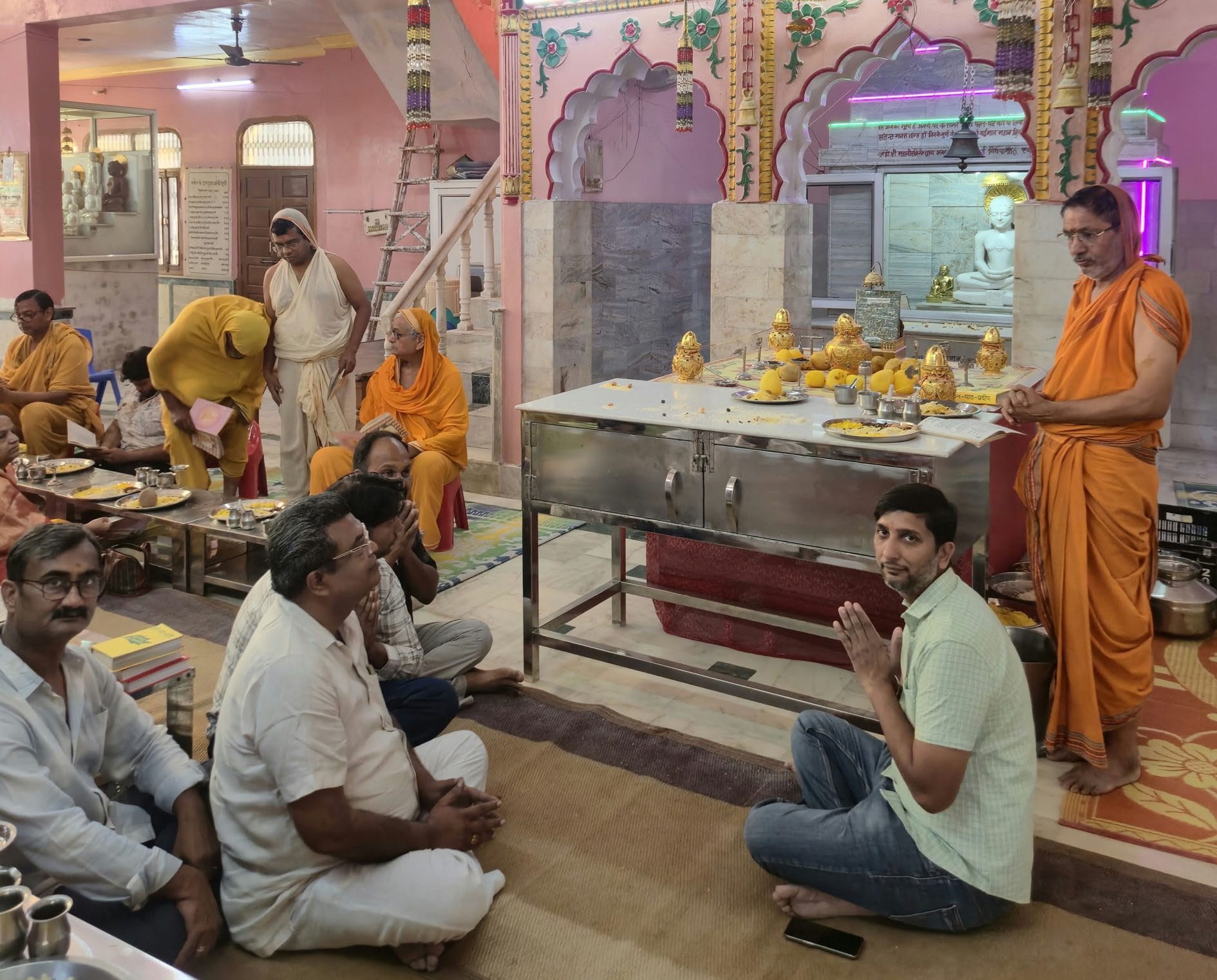 -फोटो 84 : श्री पद्मप्रभु दिगंबर जैन मंदिर में पूजा अर्चना करते हुए श्रद्धालु। स्रोत समाज