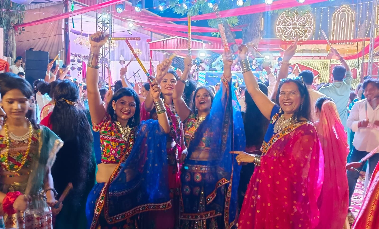 फोटो नंबर-13गणेश उत्सव के दौरान डांडिया नृत्य में भाग लेती महिलाएं। संवाद