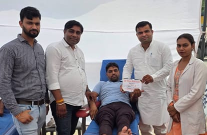 फोटो - परशुराम स्मारक के नजदीक शिविर में रक्तदाता को प्रोत्साहित करते हुए जिलाध्यक्ष बिजेंद्र म