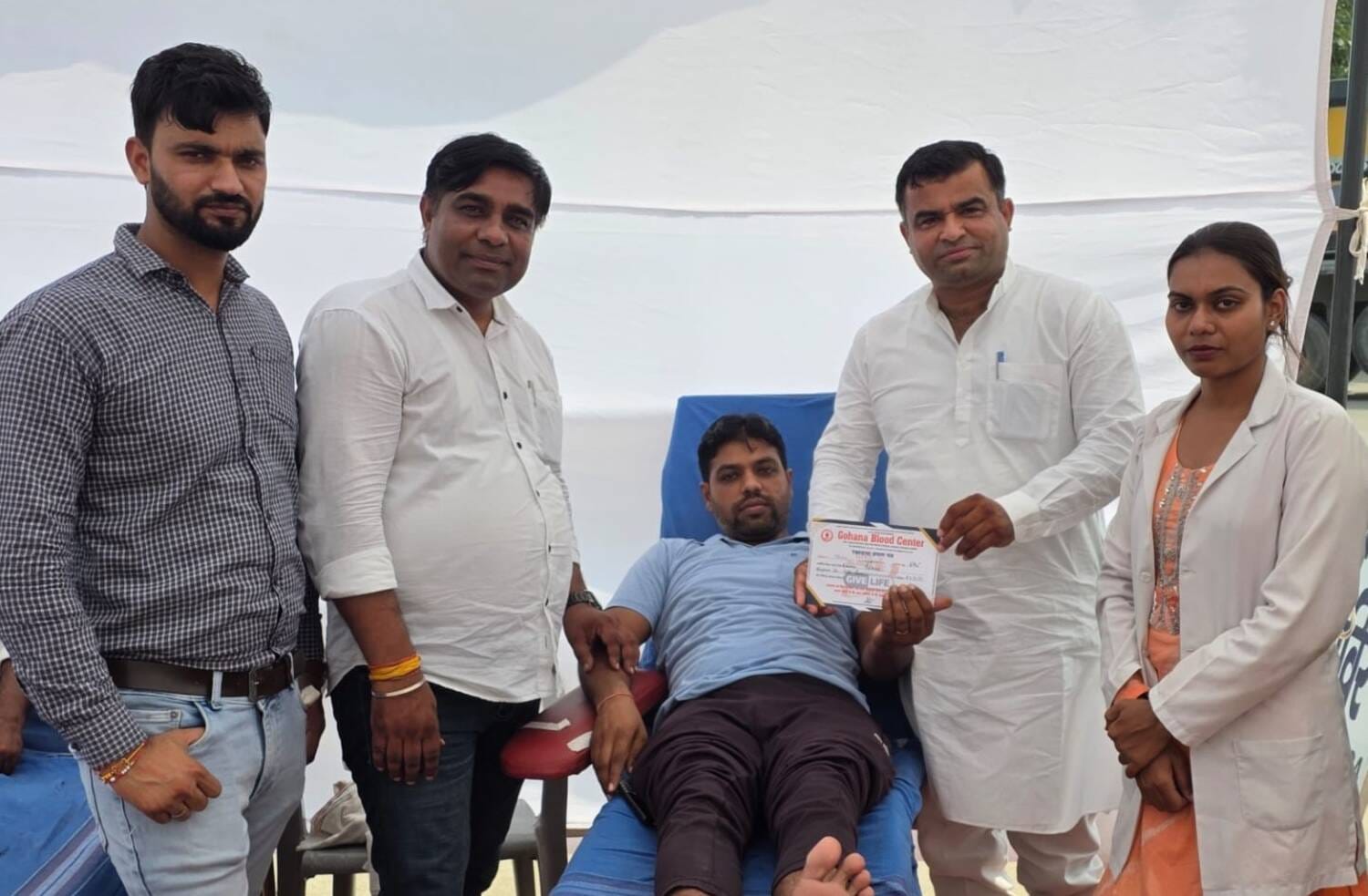 फोटो - परशुराम स्मारक के नजदीक शिविर में रक्तदाता को प्रोत्साहित करते हुए जिलाध्यक्ष बिजेंद्र म