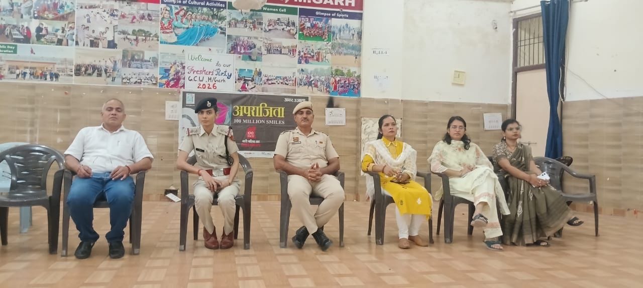 फोटो संख्या:58- राजकीय महिला  महाविद्यालय में अमर उजाला फाउंडेशन की ओर आयोजित अपराजिता कार्यक्र