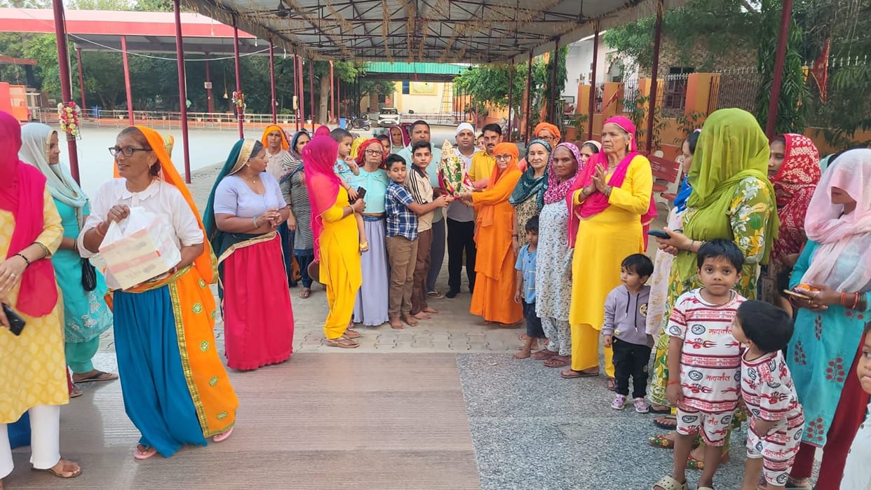 Ganesh Visarjan Yatra started while dancing and singing