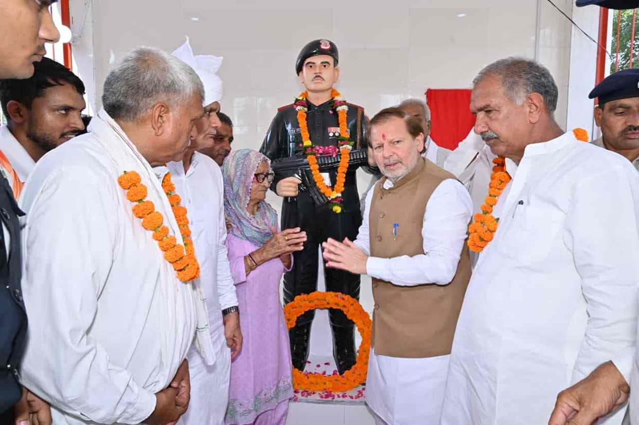 Cooperation Minister unveils statue of martyr Tej Singh.