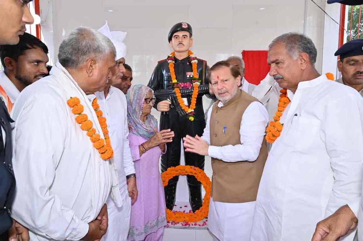 Cooperation Minister unveils statue of martyr Tej Singh.