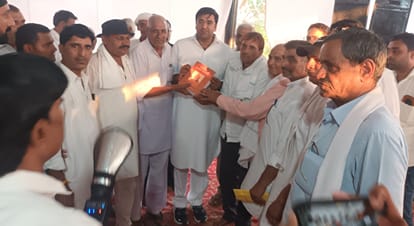 फोटो: : सोनीपत के गांव रोहणा पहुंचे विधायक अर्जुन चौटाला को पुस्तक भेंट करते रागनी कार्यक्रम के